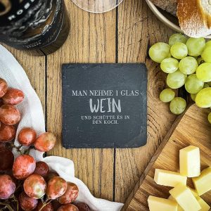 Schiefer Untersetzer Set (4 STK.) mit Weinsprüchen - Weinuntersetzer aus Schiefer für Weinfans | Wein Geschenk | Geschenkidee Weinliebhaber Wein Zubehör (Deutsche Sprüche) 14