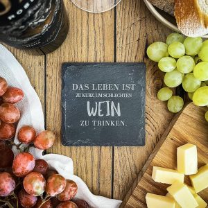 Schiefer Untersetzer Set (4 STK.) mit Weinsprüchen - Weinuntersetzer aus Schiefer für Weinfans | Wein Geschenk | Geschenkidee Weinliebhaber Wein Zubehör (Deutsche Sprüche) 16